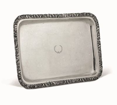 Vassoio in Argento Fuso, Sbalzato e Cesellato. Manifattura Italiana del XIX Secolo. Marchio della...