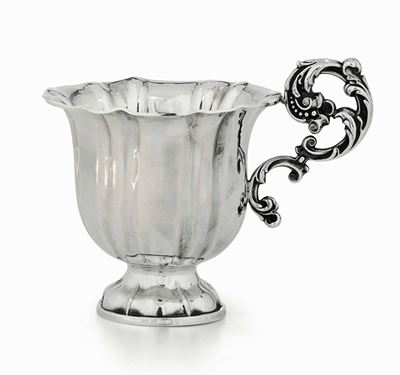 Tazza in Argento Fuso, Sbalzato e Cesellato. Torino, Seconda Metà del XIX Secolo. Marchi di Garan...