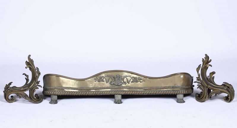Lotto composto da coppia di alari e paracenere in metallo dorato, XIX secolo  - Auction Antiques III - Timed Auction - Cambi Casa d'Aste