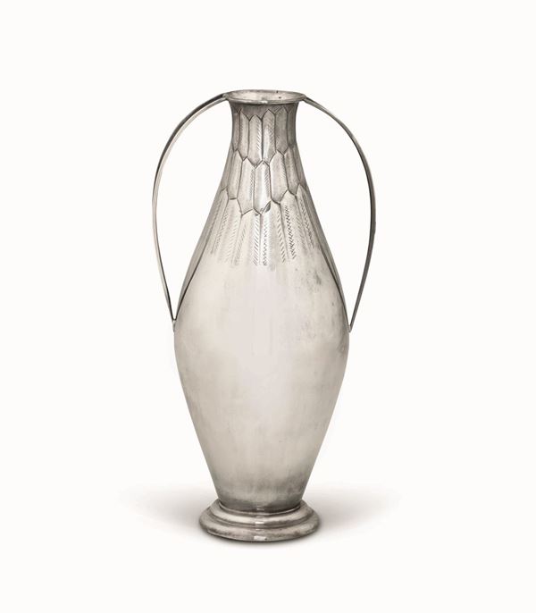 Vaso biansato in argento decorato con motivi stilizzati. Argenteria artistica milanese del XX secolo