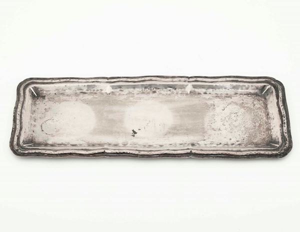 Vassoietto rettangolare in argento sbalzato. Argenteria artistica italiana del XX secolo