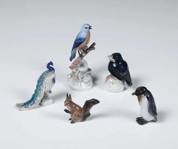 Cinque figurine: scoiattolo e quattro diversi uccelli Germania, Selb (Baviera), Manifattura Rosenthal, XX secolo