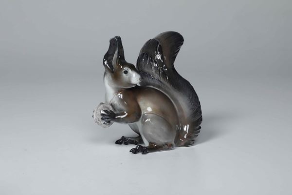 Figura di scoiattolo grigio Germania, Selb (Baviera), Manifattura Rosenthal, 1935 circa Modello di Theodor Kärner (1884-1966), 1934