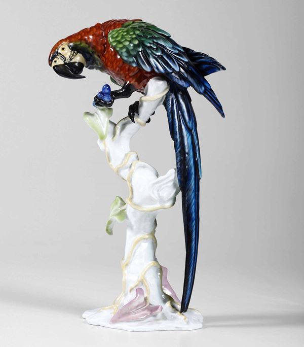 Scultura di pappagallo ara Germania, Selb (Baviera), Manifattura Rosenthal, seconda metà del XX secolo Modello di Fritz Heidenreich (1895-1966), 1937