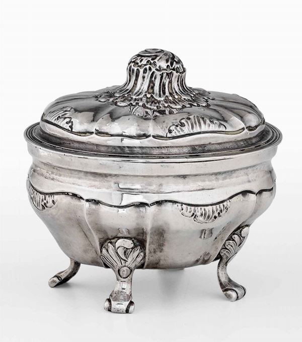Zuccheriera in argento fuso, sbalzato e cesellato, Genova, metà del XVIII secolo, bollo della Torretta con datario consunto e altro non identificato.
