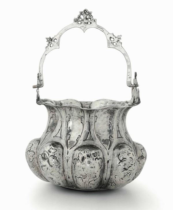 Secchiello per acquasanta in lastra d'argento sbalzata. Venezia prima metà del XVIII secolo, contrassegno del pubblico ufficiale della Zecca (non identificato)