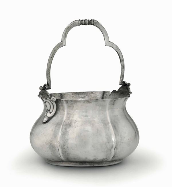 Secchiello per acquasanta in lastra d'argento sbalzata. Venezia XVIII secolo, marchio di garanzia della città