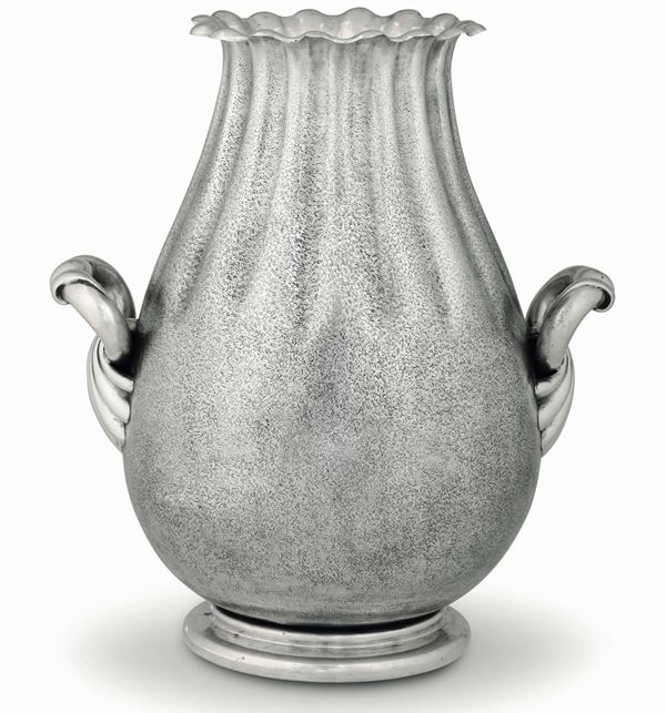 Grande vaso in argento fuso, sbalzato e cesellato. Manifattura artistica italiana. Marchio con fascio  [..]