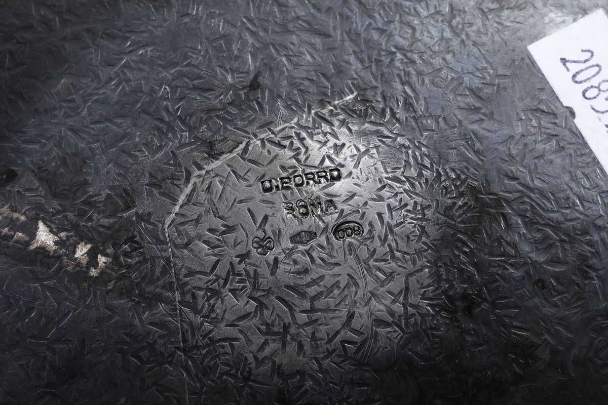 Grande Vaso in Argento Fuso, Sbalzato e Cesellato. Manifattura Artistica Italiana. Marchio con Fa...