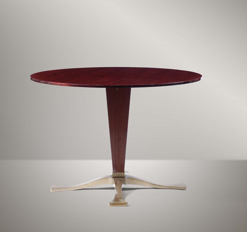 Tavolo  rotondo con struttura e piano in legno, sostegno in ottone.  - Auction Design Lab - Cambi Casa d'Aste