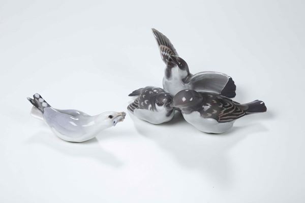 Due figurine: un gruppo con famiglia di passeri, un gabbiano con pesce Danimarca, Copenaghen, Manifattura Royal Copenhagen e Manifattura Bing & Grondahl, XX secolo