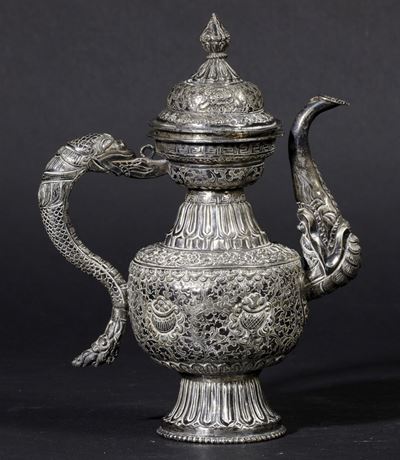 Teiera in Metallo Sbalzato e Cesellato con Decori Vegetali, Tibet, XIX Secolo