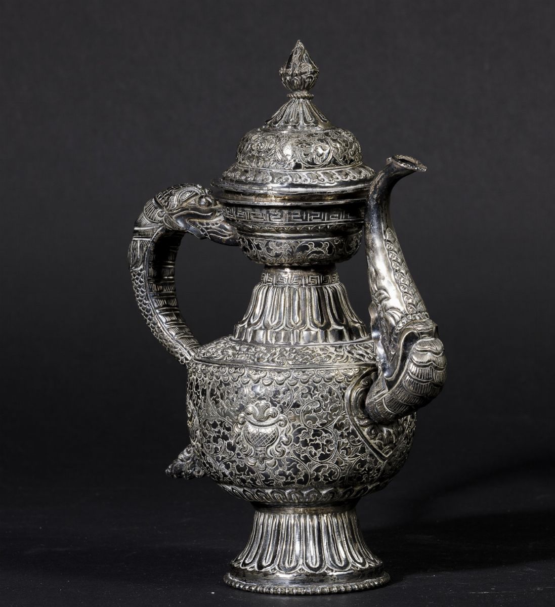 Teiera in Metallo Sbalzato e Cesellato con Decori Vegetali, Tibet, XIX Secolo