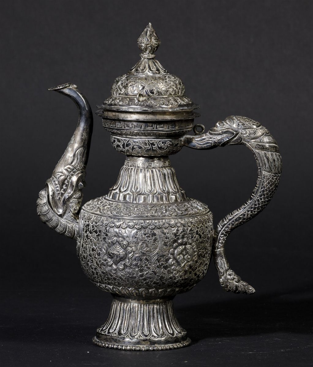 Teiera in Metallo Sbalzato e Cesellato con Decori Vegetali, Tibet, XIX Secolo