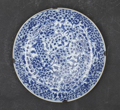 Piatto in Porcellana Bianca e Blu con Decori Floreali, Cina, Dinastia Qing, Epoca Kangxi (1662-17...