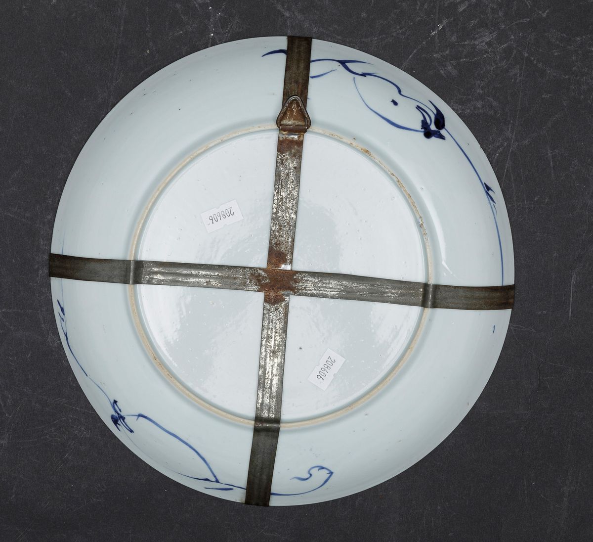 Piatto in Porcellana Bianca e Blu con Decori Floreali, Cina, Dinastia Qing, Epoca Kangxi (1662-17...