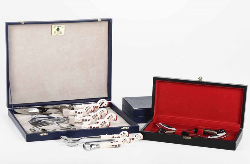 Set di tre scatole con posate da portata con manici in osso lavorato. Probabilmente USA XX secolo  - Auction Silvers | Cambi Time - Cambi Casa d'Aste