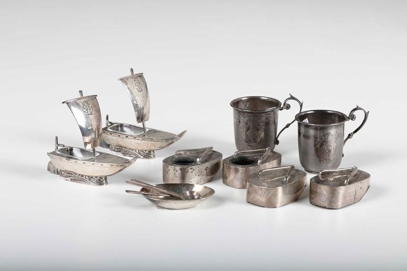 Gruppo di salierine e coppia di bicchierini di manifattura giapponese in argento , XX secolo  - Auction Silvers - Time Auction - Cambi Casa d'Aste