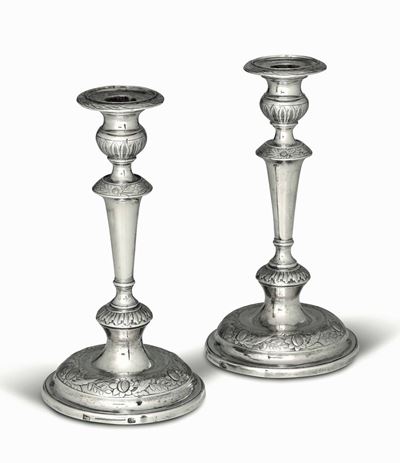 Coppia di Candelieri in Argento Fuso, Sbalzato e Cesellato. Portogallo XIX Secolo, Marchi della C...