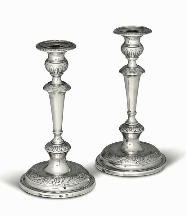 Coppia di candelieri in argento fuso, sbalzato e cesellato. Portogallo XIX secolo, marchi della città di Porto e dell’argentiere (non identificato)