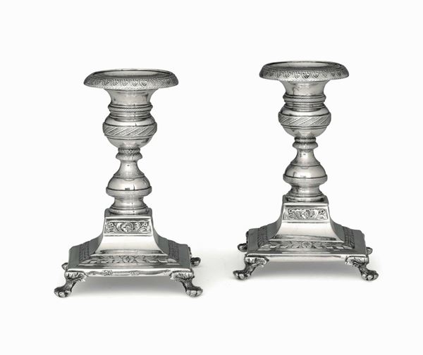 Coppia di candelieri in argento fuso, sbalzato e cesellato. Portogallo, marchi della città di Porto in uso dal 1843 al 1853 e dell’argentiere AM (non identificato)