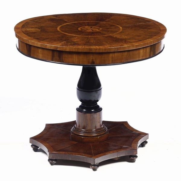 Tavolo circolare in legno lastronato ed intarsiato, XIX secolo