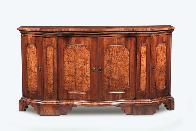 Credenza in legno a quattro ante lastronata in noce e radica, XVIII-XIX secolo  - Auction Antiques V - Cambi Casa d'Aste
