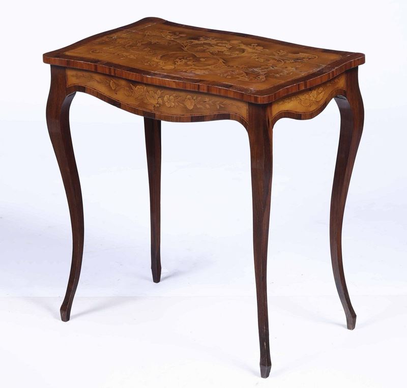 Tavolino in legno impiallacciato ed intarsiato a fiori  - Asta Antiquariato III - Asta a Tempo - Cambi Casa d'Aste