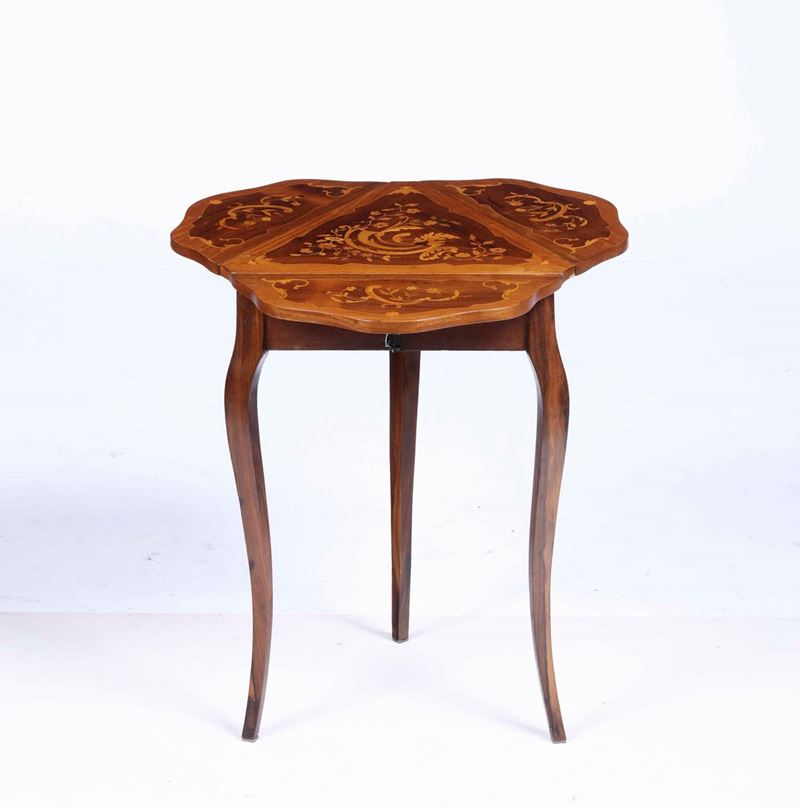 Tavolino con piano a trifoglio intarsiato, XIX secolo  - Asta Antiquariato | Asta a Tempo - Cambi Casa d'Aste