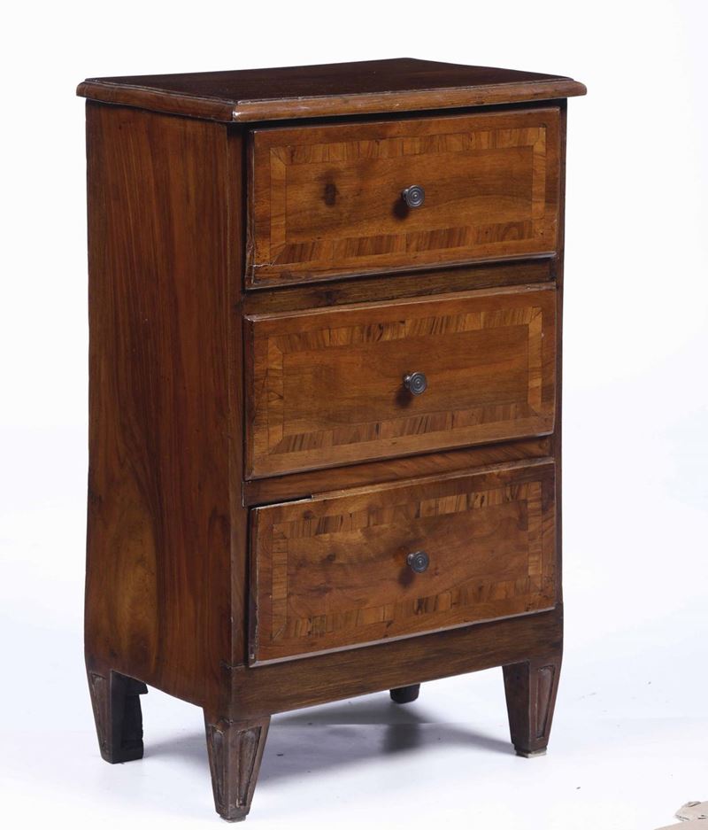Comodino a tre cassetti lastronato, XVIII-XIX secolo  - Auction Antiques | Time Auction - Cambi Casa d'Aste