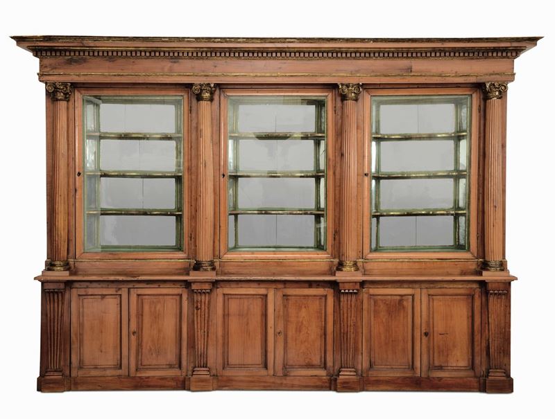 Grande vetrina da speziale in legno intagliato, elementi antichi  - Asta Importanti Sculture, Arredi e Oggetti d'Arte - Cambi Casa d'Aste