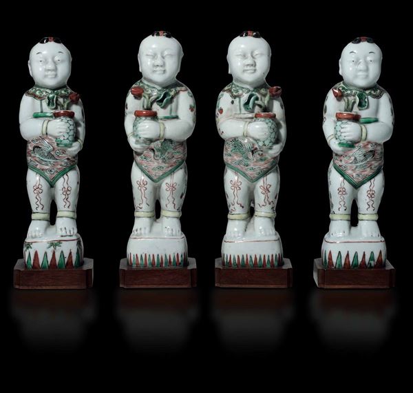 Quattro figure di O’Boy in porcellana Famiglia Verde, Cina, Dinastia Qing, epoca Kangxi (1662-1722)