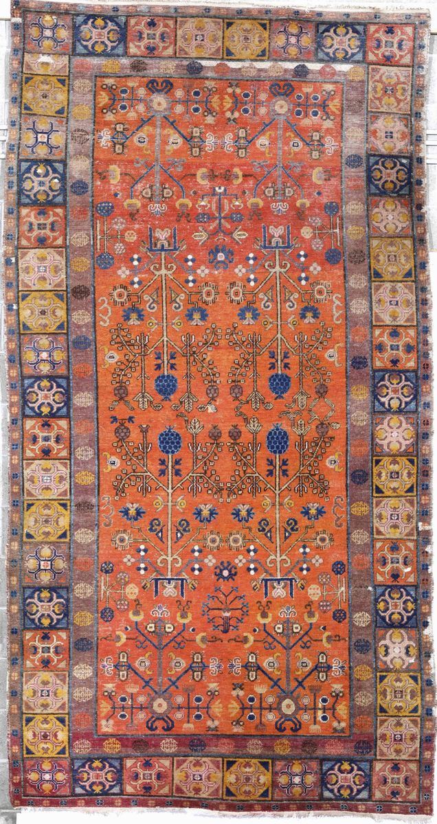 Tappeto Hotan, est Turkestan inizio XX secolo  - Auction Carpets - Time Auction - Cambi Casa d'Aste