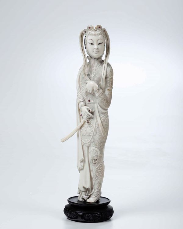 Figura di Guanyin scolpita in avorio con innesti di pietre dure, Cina fine XIX, inizi XX secolo