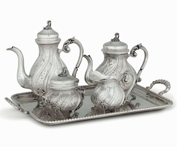 Servizio da tè e caffè con vassoio in argento fuso e cesellato. Manifattura italiana del XX secolo