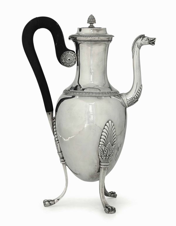 Caffettiera in argento fuso, sbalzato e cesellato. Genova, marchio di titolo con delfino e stemma mauriziano in uso dal 1824 al 1872