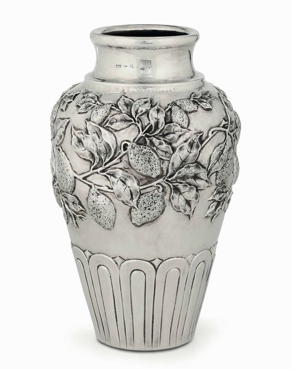 Grande vaso in argento sterling cesellato a mano con limoni. Firenze XX secolo Argenteria Il Leone