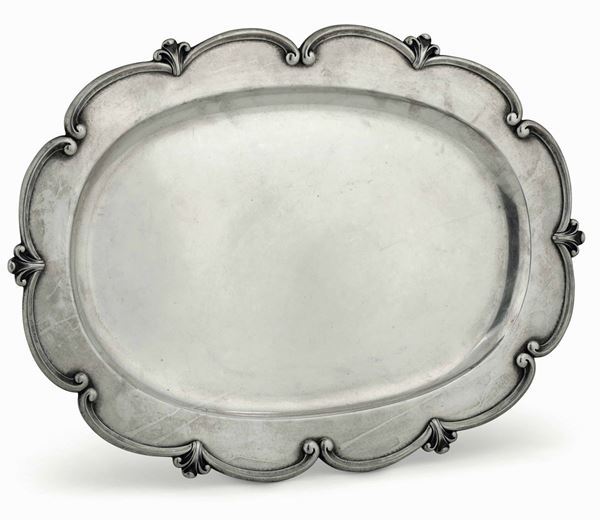 Grande vassoio ovale in argento sagomato, bollo con fascio littorio in uso dal 1935 al 1945 Argentiere Genazzi, Milano XX secolo