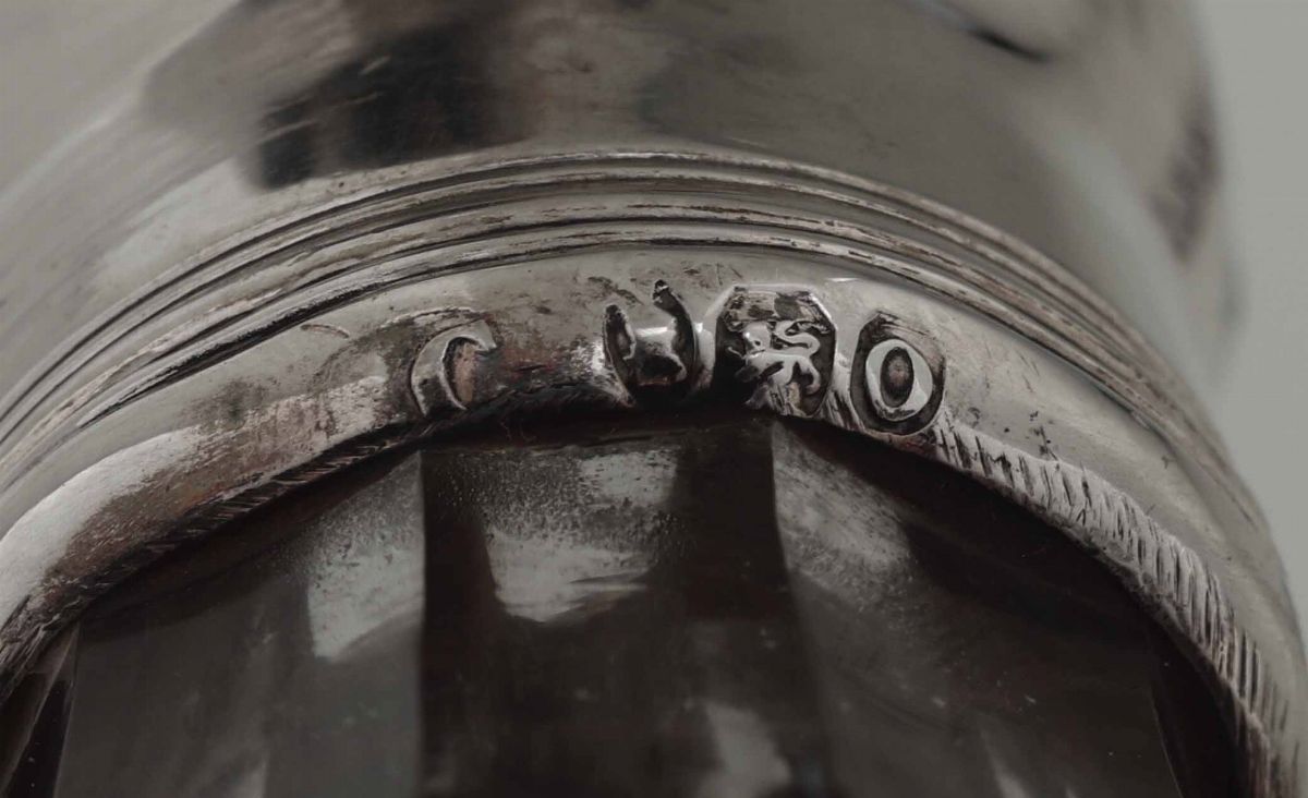 Vassoietto Neoclassico in Argento 925 con Ampolle in Cristallo. Inghilterra XIX e XX Secolo.