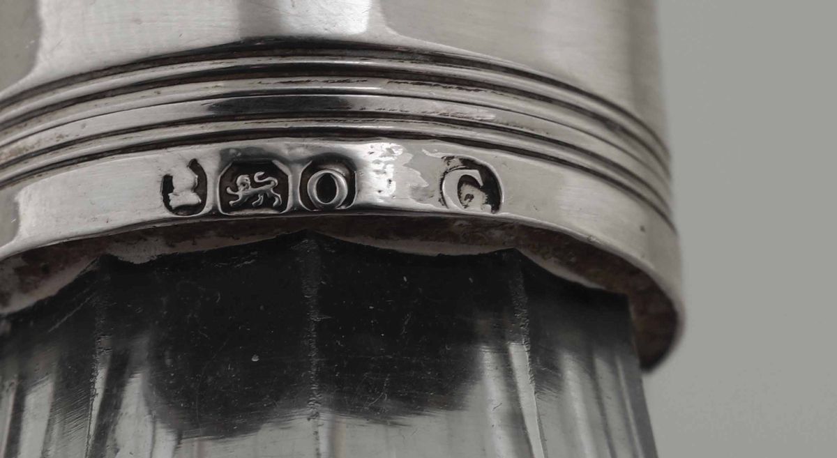 Vassoietto Neoclassico in Argento 925 con Ampolle in Cristallo. Inghilterra XIX e XX Secolo.