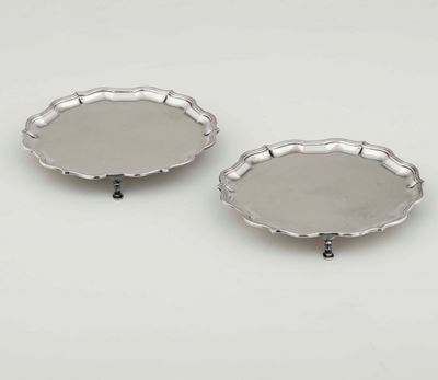 Coppia di Salver Circolari Sagomati Eseguiti in Argento Sterling 925 da J. C. Vander per Harrods....