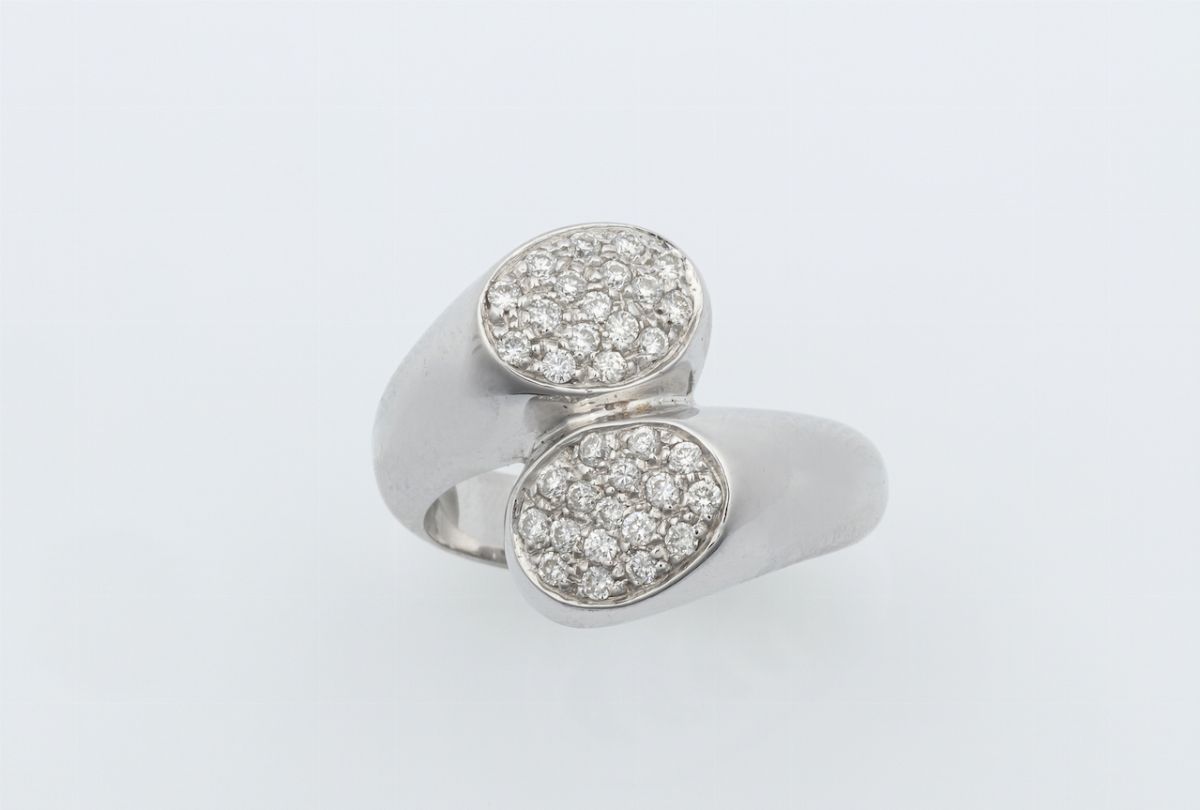 Lotto Composto da un Anello Contrarã¨ con Pavã¨ di Diamanti ed un Paio di Orecchini con Perle e D...