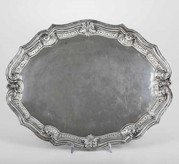 Vassoio in argento con bordo sagomato. Argenteria artistica italiana del XX secolo. Argentiere Dabbene, Milano