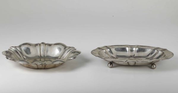Due centrotavola in argento. Italia XX secolo; uno argentiere Miracoli, Milano e uno lavorazione italiana per Chiappe, Genova