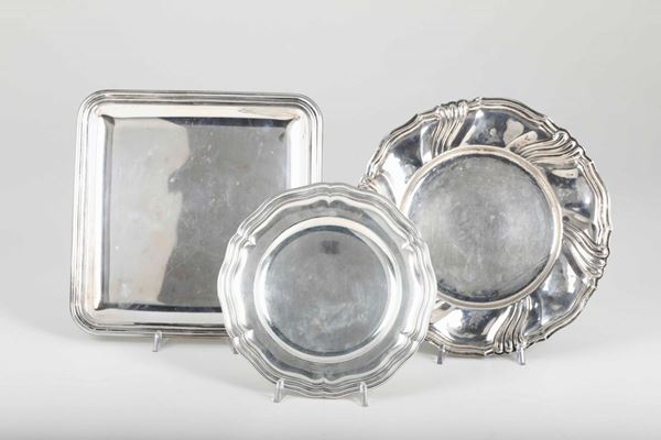 Tre piattini in argento di modelli differenti. Italia XX secolo