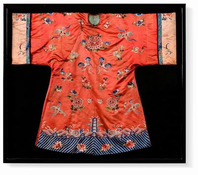 Veste Imperiale in Seta a Fondo Rosso Finemente Ricamata con Figure di Farfalle e Decori Floreali...