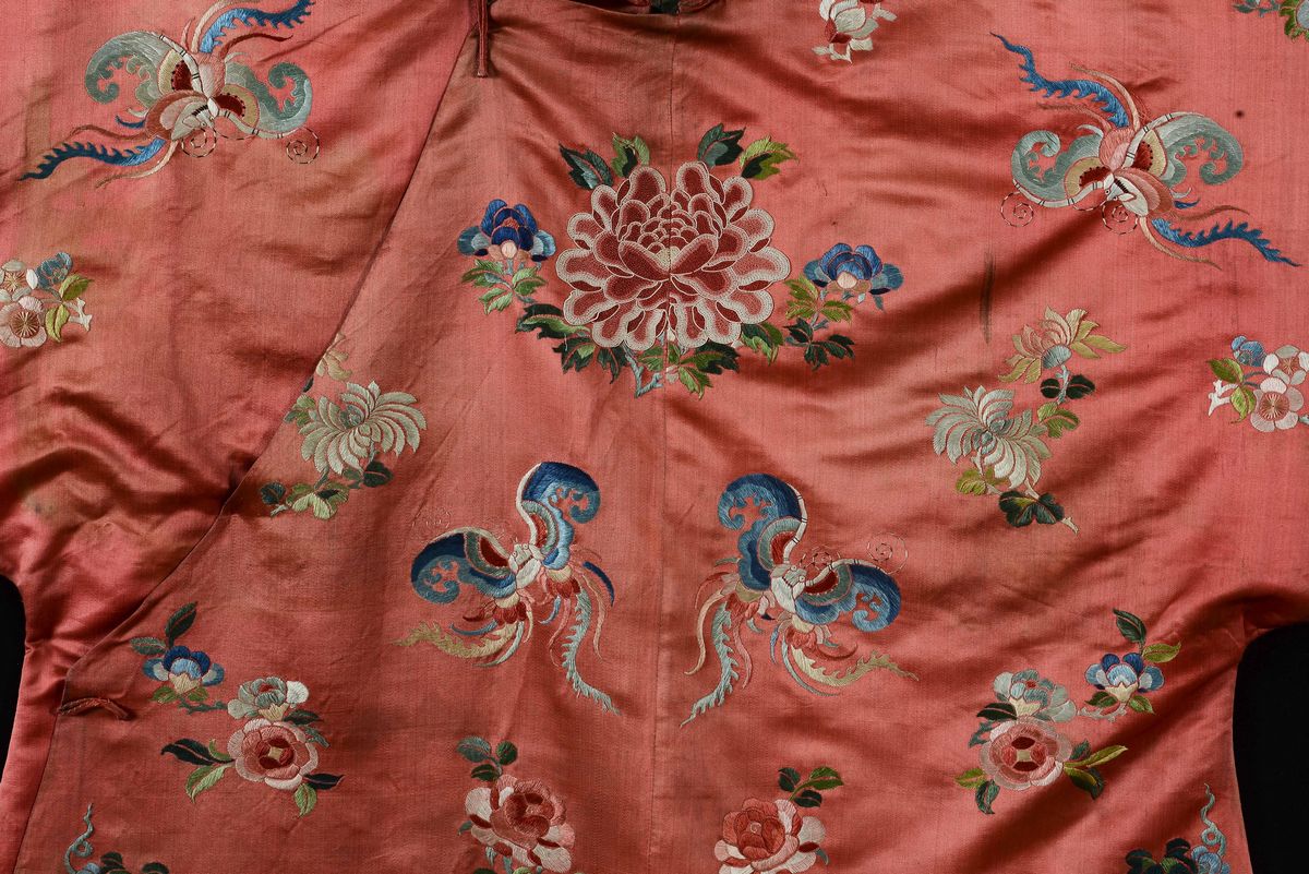 Veste Imperiale in Seta a Fondo Rosso Finemente Ricamata con Figure di Farfalle e Decori Floreali...