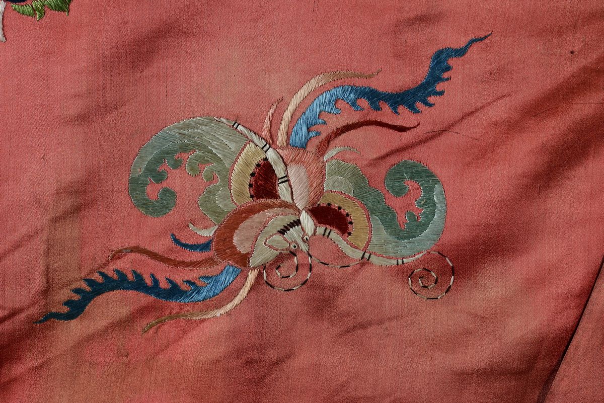 Veste Imperiale in Seta a Fondo Rosso Finemente Ricamata con Figure di Farfalle e Decori Floreali...
