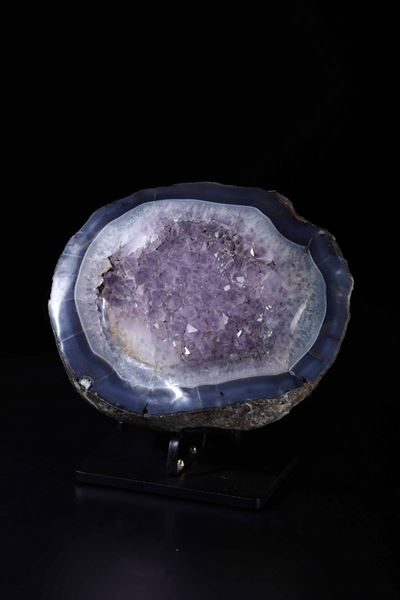 Geode in Calcedonio e Ametista su Base in Metallo