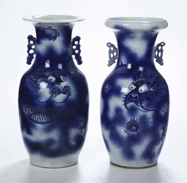 Due vasi in porcellana bianca e blu con figure di draghi e anse sagomate, Cina, XX secolo